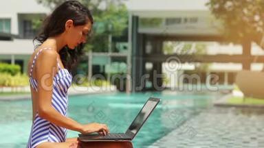 女模特在游泳池自由职业笔记本电脑。 3次射击